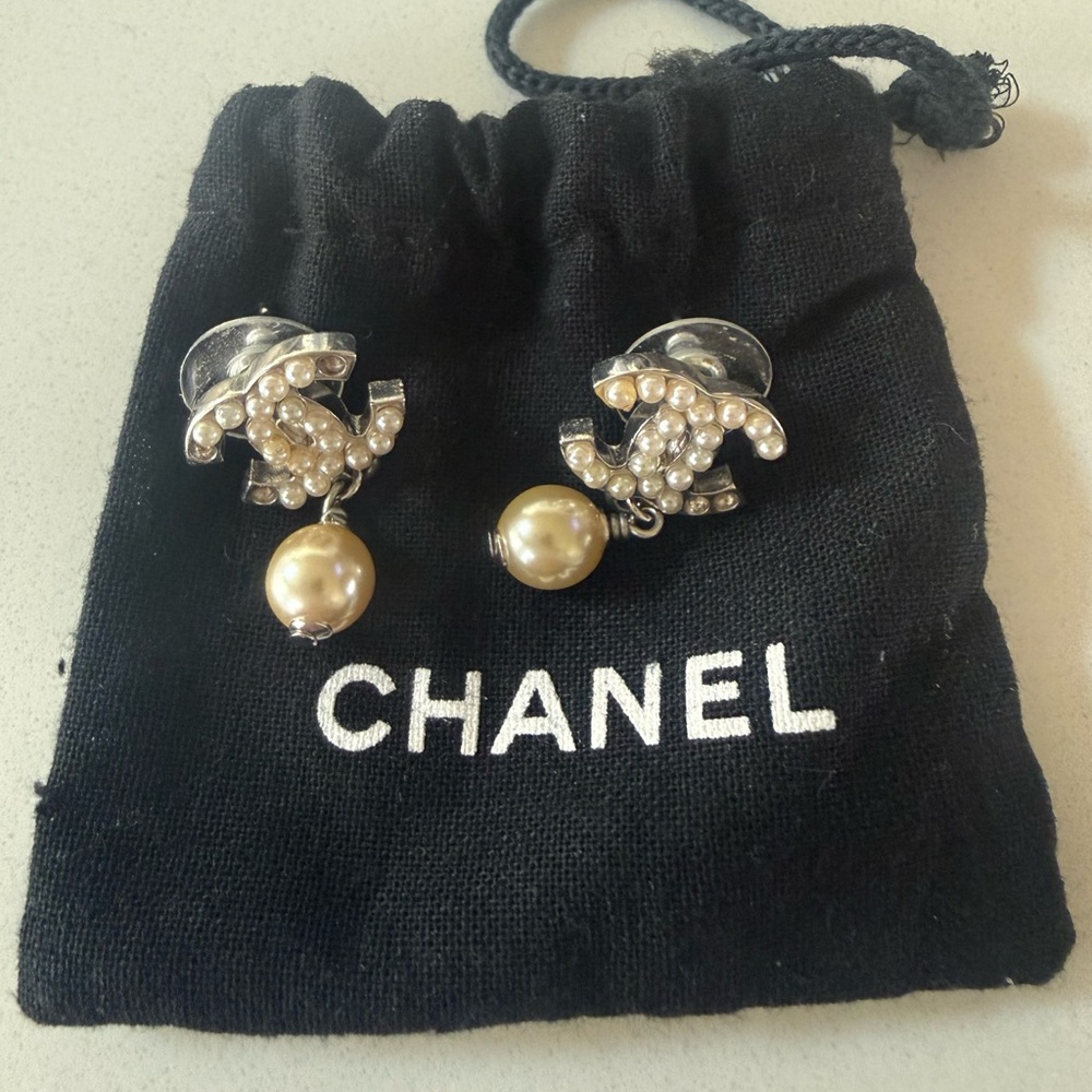 CHANEL silver Tone Pearl CC Drop piercing Earrings with Cream Pearls